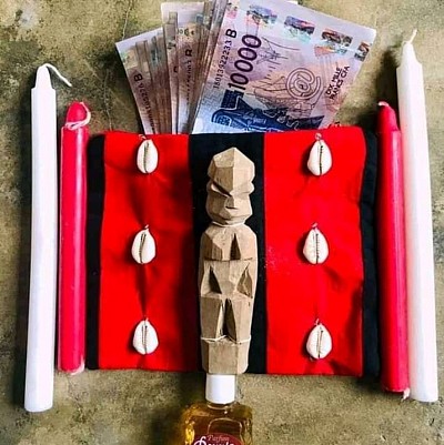 Avoir quotidiennement de l’argent et beaucoup d’argent dans son Portefeuille, c’est un vœu que chacun de nous fait chaque matin avant de quitter sa maison. Femmes, hommes, riches, pauvres, banquiers, chômeurs, étudiants ou élèves y compris mêmes les hommes de Dieu, chacun de nous serait heureux et très heureux d’avoir chaque matin des billets de banque neufs dans son Portefeuille ou dans sa poche. Avoir son Portefeuille bourré de billets de banque flambants neufs chaque jour et cela malgré toutes les dépenses effectuées, C’est une procédure sans conséquences, sans dangers et sans incantations. Mais quel est ce secret qui nous permettra de toujours avoir de l’argent en permanence, des billets de banque neufs même si ce sont des sommes moyennes entre 100 et 1000 euros quotidiennement. De l’argent frais, des billets de banques neufs, craquants et régulièrement bourrés dans votre portefeuille, c’est possible et maintenant accessible à tous. Ce n’est ni de la Sorcellerie ni du Satanisme mais de la réalité pure et simple.