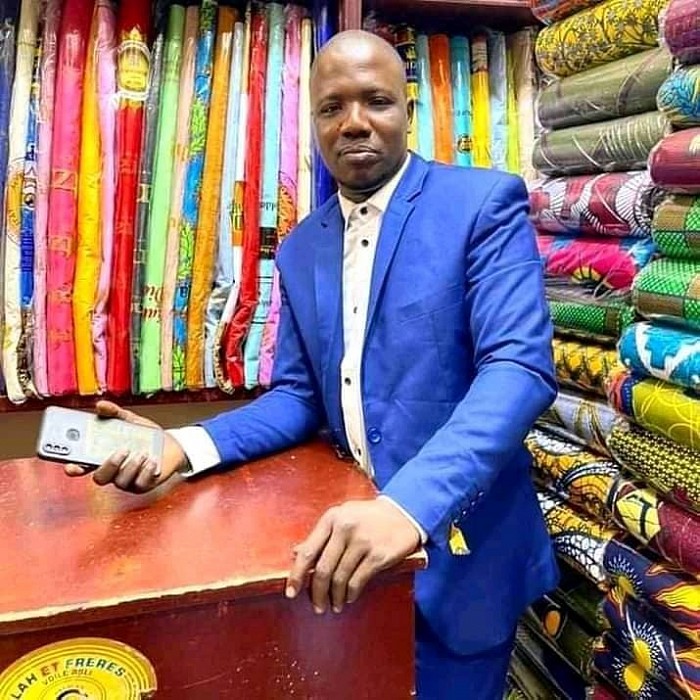 On m’appelle Monsieur Seck, je suis un grand commerçant sénégalais, j’ai eu la chance et le privilège d’obtenu une portefeuille magique auprès du grand maître marabout Guézo Vignon. Mon portefeuille magique me produit 2 millions de francs CFA par semaine. Elle n’a aucun inconvénient, ni d'effet secondaire et elle me protège contre mes ennemis grâce à la bague de protection qui accompagnent le portefeuille magique.
