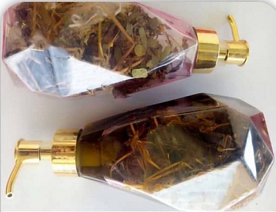Parfum magique de chance et d’amour a le pouvoir d’attirer la chance, la richesse et l’amour à toute personne qui l’utilise. Celui qui utilise fréquemment ce parfum de chance sera étonné de voir comment l’argent et l’amour va rentrer dans sa vie de tout part. Avec ce parfum de chance même tes ennemis deviendront tes amis et ils te rendrons riche sans le vouloir, le commerçant verra ses clients augmenter de manière rapide et il fera de gros bénéfice tous les jours, tous ses concurrents vont arrêter de lui faire la guerre et il aura de nouveaux partenaire d’affaire.